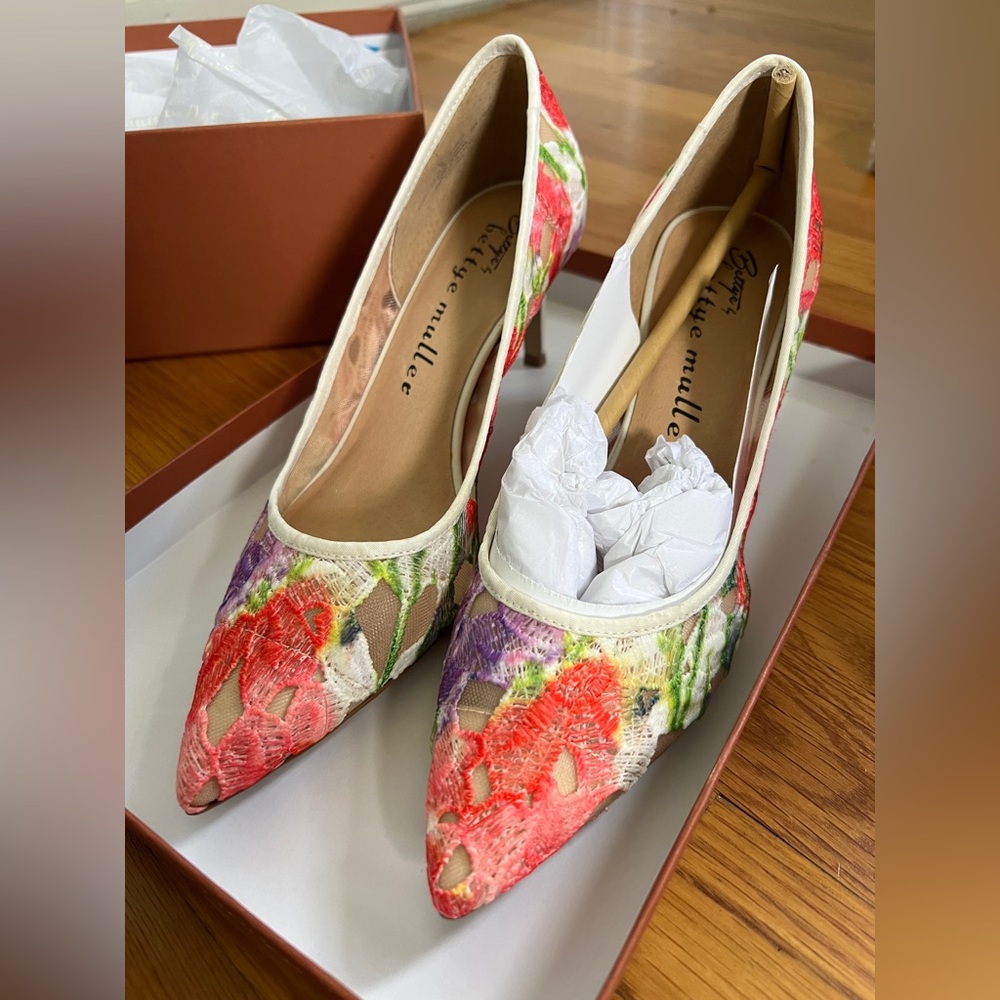 Lace heels in brand new condition